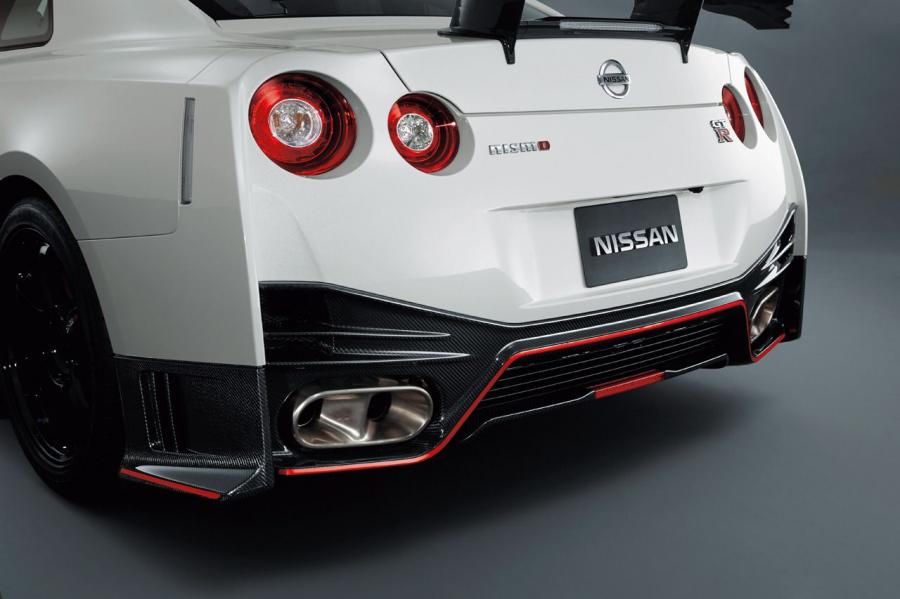  Nissan GT-R Nismo 2015 года  (фото 8 из 14)